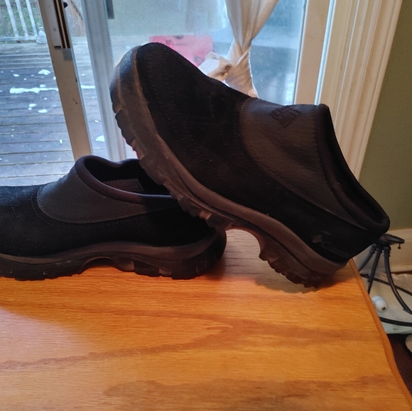 Size 6 Black Suede Columbia hiking shoes - Picture 2 of 3